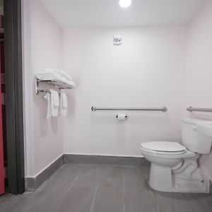 Zimmer mit Kingsize-Bett für Gäste mit Behinderungen